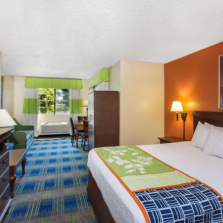 Days Inn By Wyndham Фримонт Екстериор снимка
