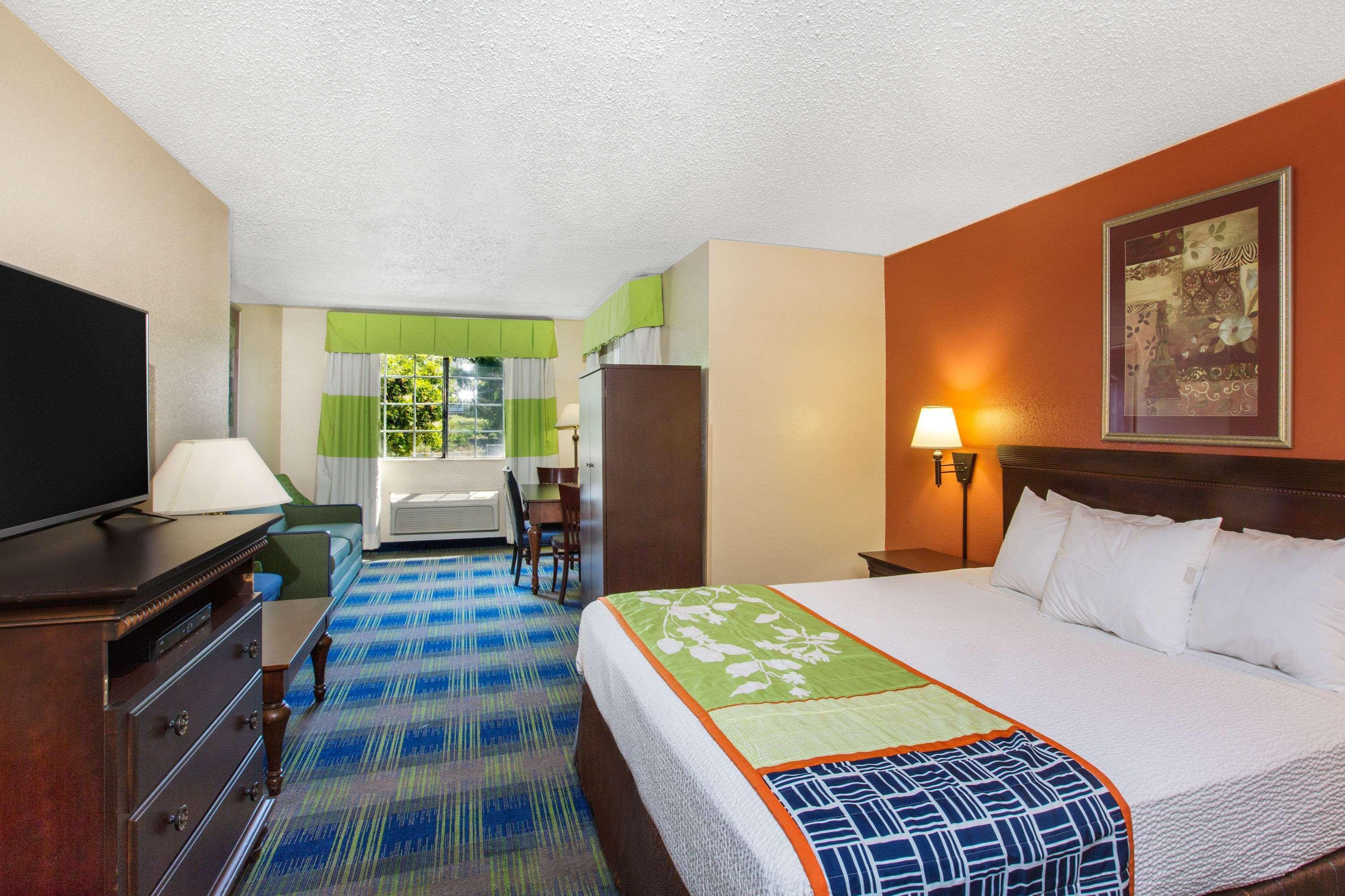 Days Inn By Wyndham Фримонт Екстериор снимка