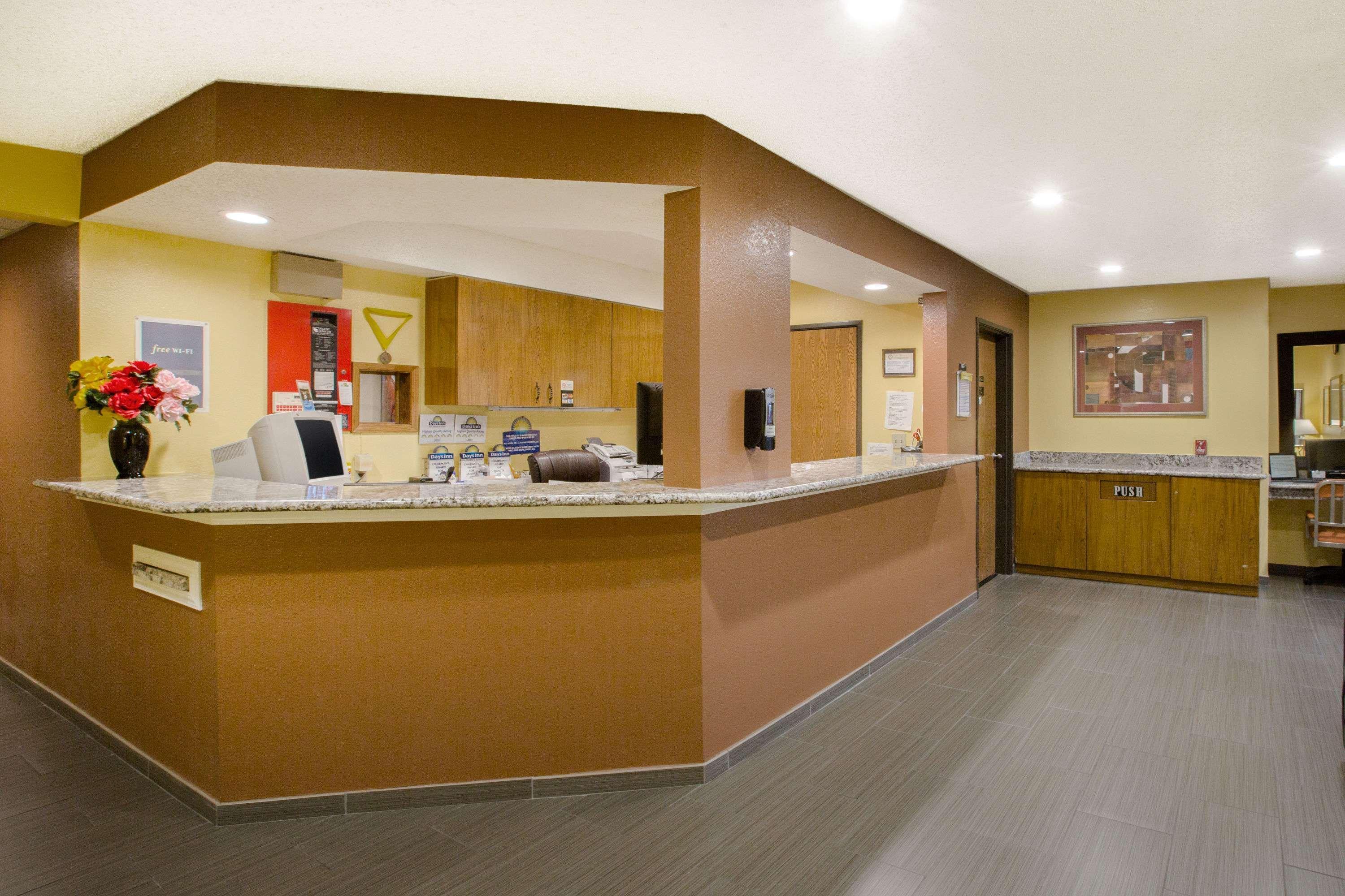 Days Inn By Wyndham Фримонт Екстериор снимка
