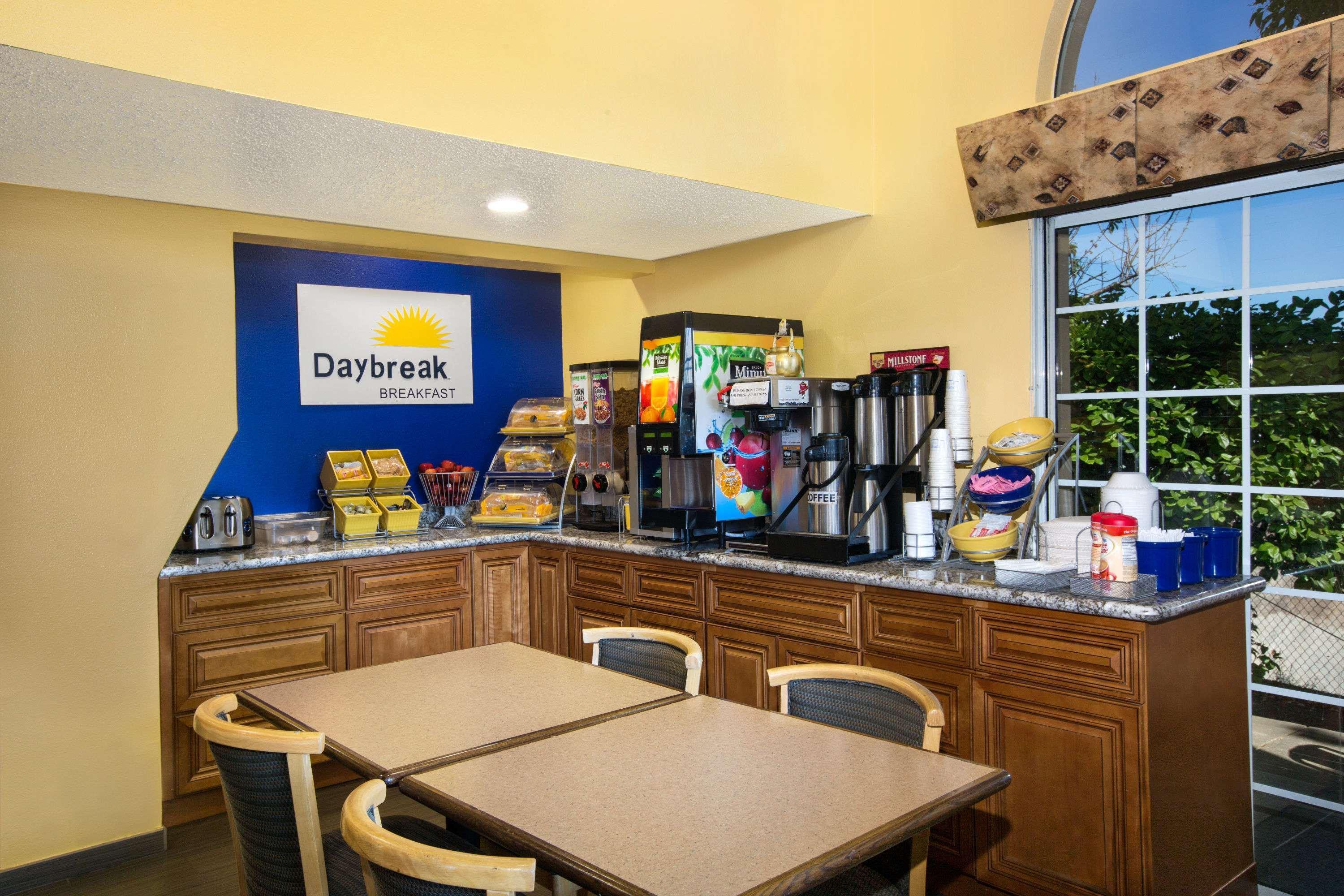 Days Inn By Wyndham Фримонт Екстериор снимка